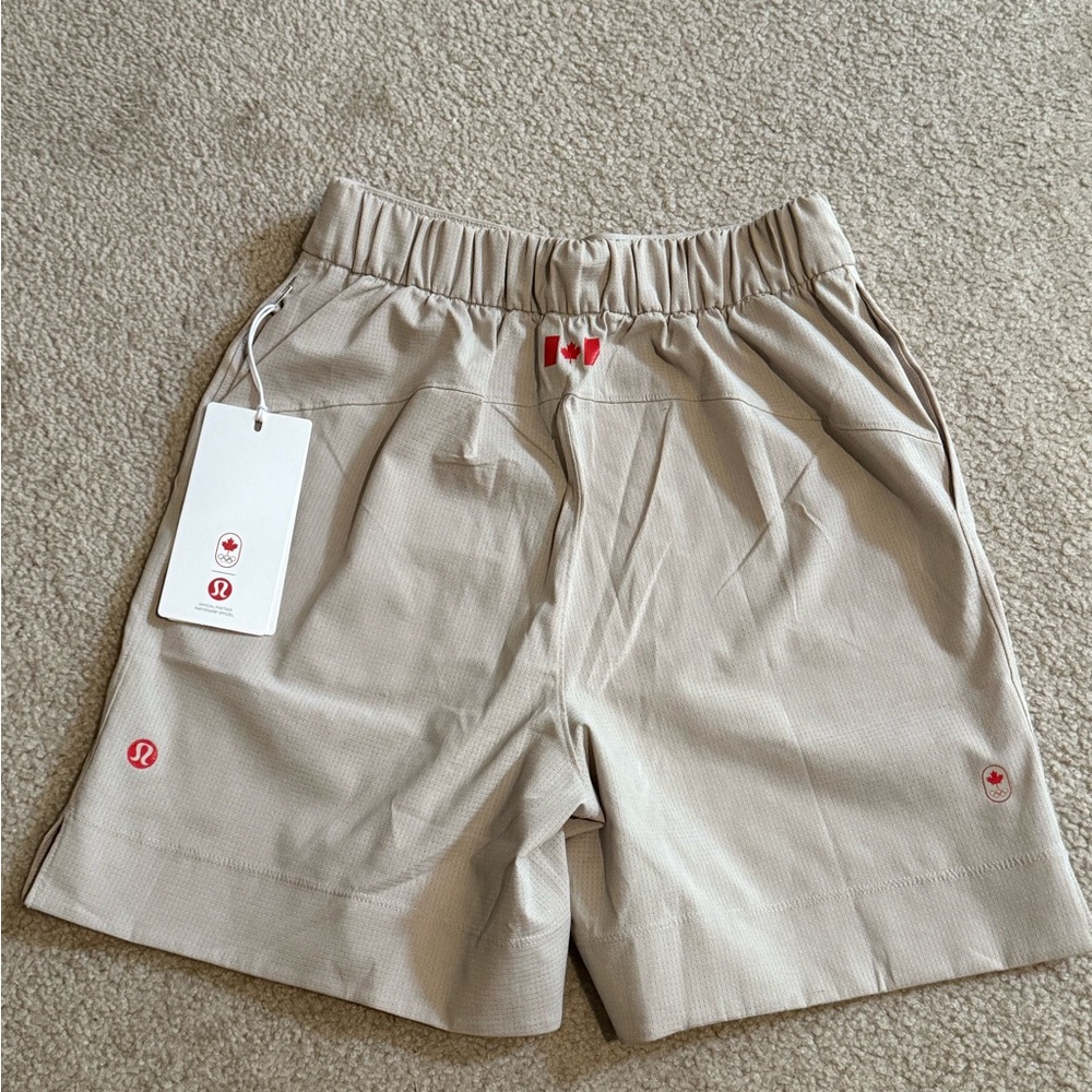 Team Canada lululemon Women's Beige WovenAir High-Rise shorts. 6 inch - Picture 2 of 6
